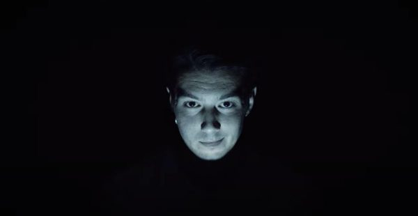 «Παιχνιδοποιός»: Ο τρόμος παίρνει σάρκα και οστά στο θέατρο Μικρό Γκλόρια