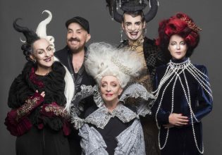 Η Αλέκα Κανελλίδου τραγουδά Φοίβο στο «γεια – the musical» που ανεβαίνει στο θέατρο Ριάλτο