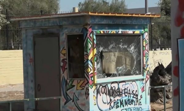 Αιγάλεω: Βίντεο ντοκουμέντο από την στιγμή της έντασης σε ΕΠΑΛ – Κάδοι απορριμμάτων και μηχανάκια μέσα στο σχολείο