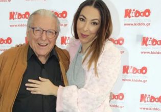 H Αλίκη Κατσαβού με τον Φοίβο Βουτσά χαμογελαστή σε θεατρική παράσταση