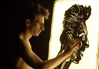 Ο εκπληκτικός «Αίαντας» του Γιώργου Νανούρη επιστρέφει στο Θέατρο Αλκυονίς