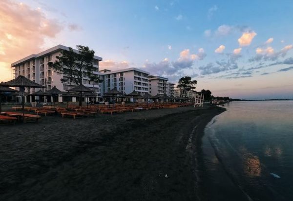 Αλβανία: Εκατοντάδες πρόσφυγες από το Αφγανιστάν στα… «αζήτητα» των ΗΠΑ