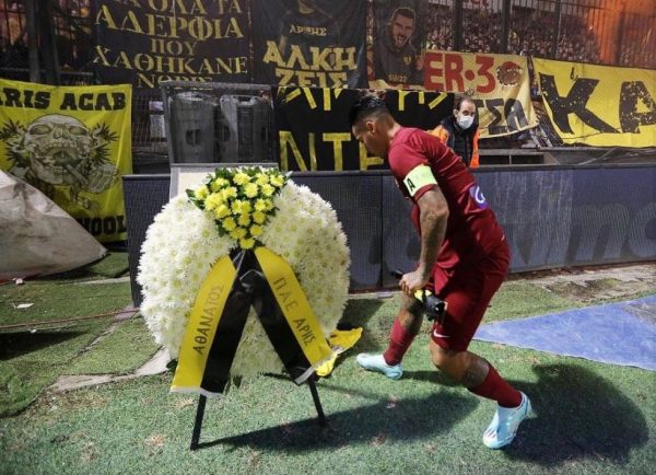 Ο Αραούχο άφησε το μπλουζάκι για τον Άλκη στο μνημείο του στο «Κλεάνθης Βικελίδης»