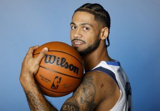 «Άχαστος» ο Ντόρσεϊ: Τι έκανε στη νίκη των Μάβερικς κόντρα στους Γκρίζλις (vid)