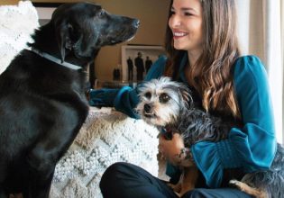 Ερριέτα Κούρκουλου: Φωτογραφίζεται με τον κατάξανθο γιο της σε φάρμα με αγελάδες