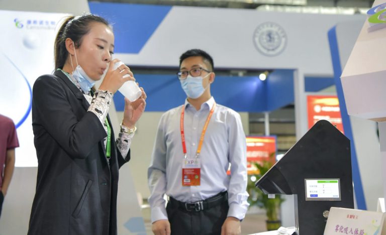 Κοροναϊός: Η Κίνα πρώτη χώρα που χορηγεί εισπνεόμενο εμβόλιο