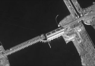 Ουκρανία: Ο Ζελένσκι καταγγέλλει σχέδιο «ιστορικής καταστροφής» με ανατίναξη φράγματος