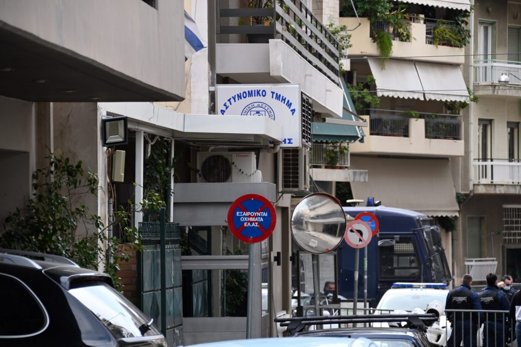 Ομόνοια: Σύλληψη δύο αστυνομικών για τον βιασμό 19χρονης μέσα στο αστυνομικό τμήμα