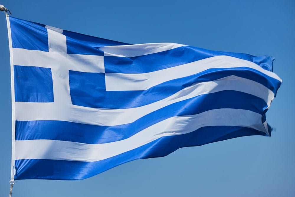 Έσκισαν την ελληνική σημαία και στη θέση της έβαλαν... λάστιχα
