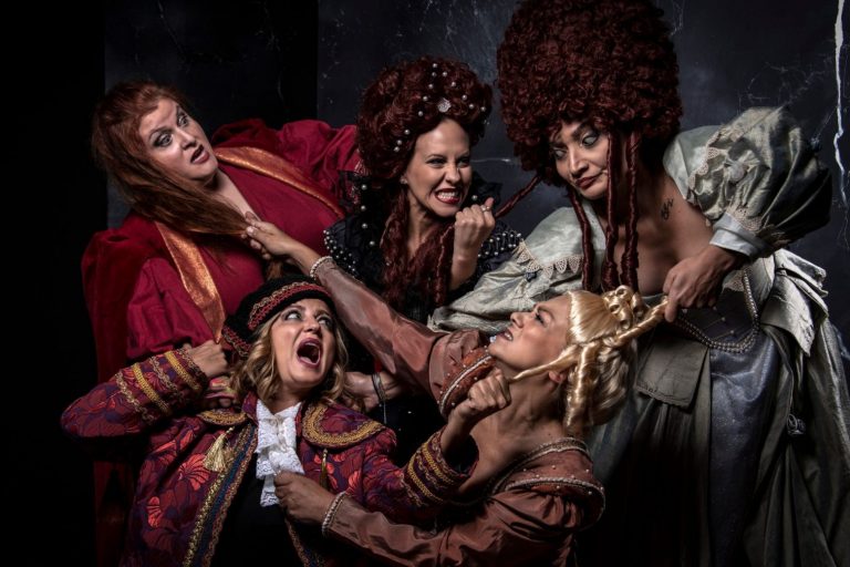 Η ξέφρενη κωμωδία «Elizadeth» επιστρέφει μετά από 10 χρόνια στο VAULT