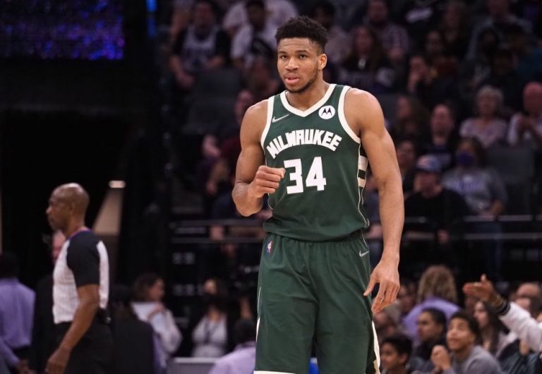 Η «εξωγήινη» εμφάνιση του Γιάννη κόντρα στους Ρόκετς