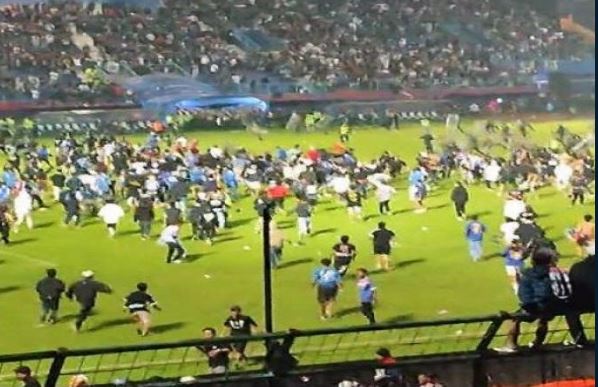 Ασύλληπτη τραγωδία στην Ινδονησία: Δεκάδες νεκροί μετά από επεισόδια σε ποδοσφαιρικό παιχνίδι
