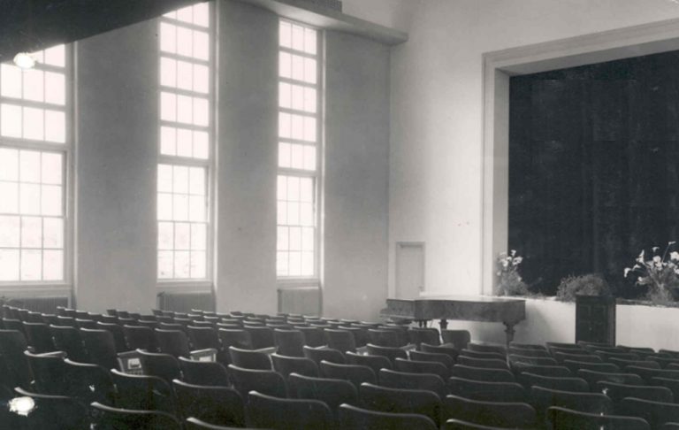 «Από τη Σμύρνη… στην Αργυρούπολη»: Με ιστορικό κειμήλιο η ανακαινισμένη Θεατρική Σκηνή