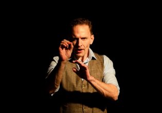 Στην Αθήνα ο Gene Gillette – 12 φωτογραφίες από τις πρόβες πριν την μεγάλη πρεμιέρα στο Θέατρο Τέχνης