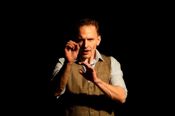 Στην Αθήνα ο Gene Gillette – 12 φωτογραφίες από τις πρόβες πριν την μεγάλη πρεμιέρα στο Θέατρο Τέχνης