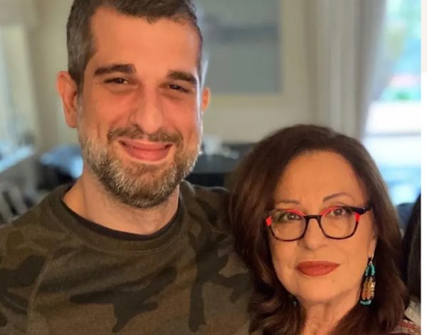 Χαρις Αλεξίου: Η λατρεία στον γιο της, η υιοθεσία του και πώς του έδωσε το όνομα Μάνος