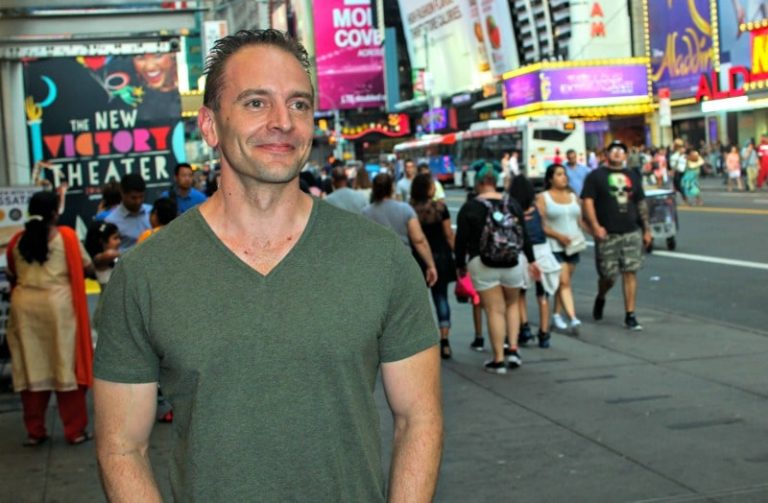 Gene Gillette: Από το Μπρόντγουεϊ κατευθείαν στο Θέατρο Τέχνης