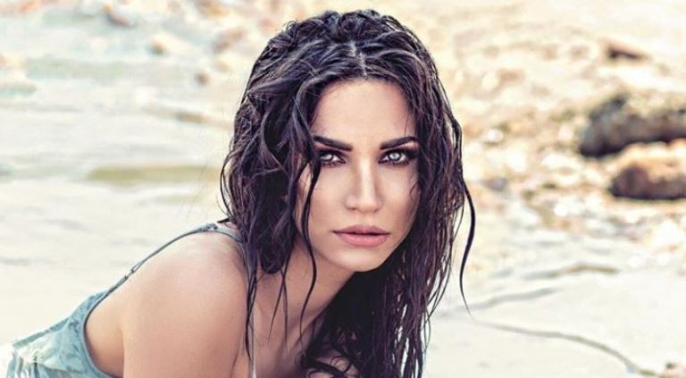 Κατερίνα Γερονικολού: Φοράει σέξι σορτς και «σκοράρει»