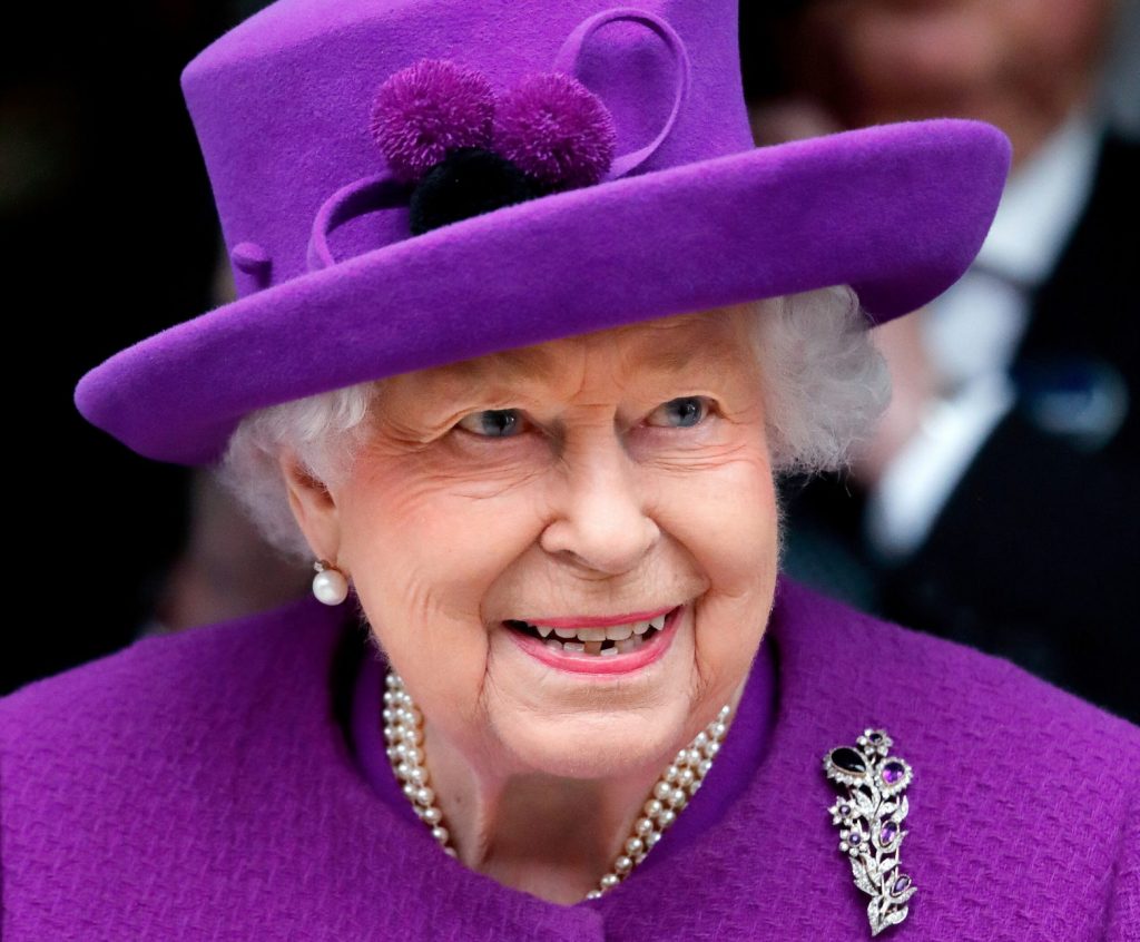 Vogue: Τιμά τη Βασίλισσα Ελισάβετ με έντονο μοβ βασιλικό εξώφυλλο