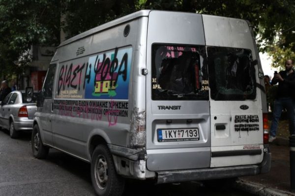 Σεπόλια: Συγκλονιστικό γράμμα μητέρας έξω από το μαγαζί του παιδοβιαστή