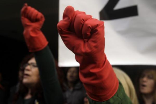 ΣΥΡΙΖΑ: Με απολυμένες καθαρίστριες του υπουργείου Οικονομικών συναντήθηκαν βουλευτές