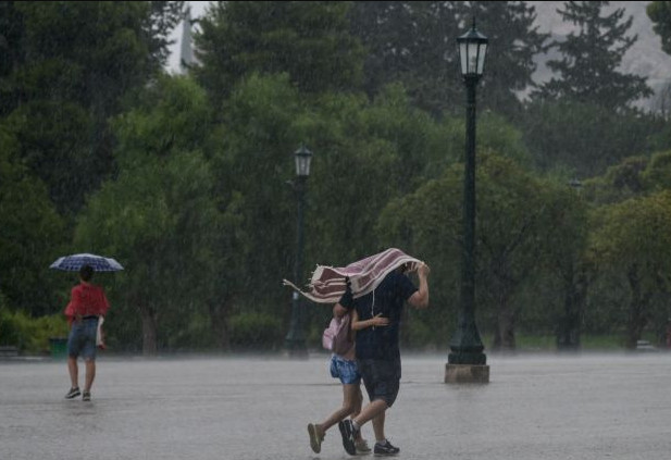 Καιρός: Πτώση της θερμοκρασίας με βροχές και καταιγίδες – Πού θα σημειωθούν έντονα φαινόμενα