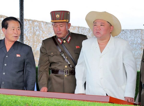 Κιμ Γιονγκ Ουν: «Πάρτι» στο Τwitter με το νέο look που θυμίζει… διακοπές