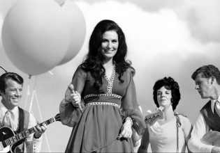 Λορέτα Λιν: Όλα όσα δεν ξέραμε για την τραγουδίστρια της κάντρι που έφυγε από τη ζωή