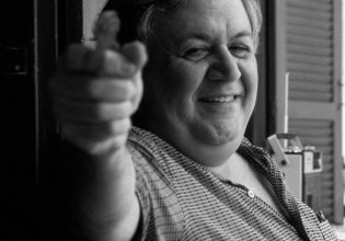 Μάνος Χατζιδάκις: Ταξίδεψα πολύ και αυτό με βοήθησε ν’ αντιληφθώ πώς η βλακεία δεν ήταν αποκλειστικόν του τόπου μας προϊόν