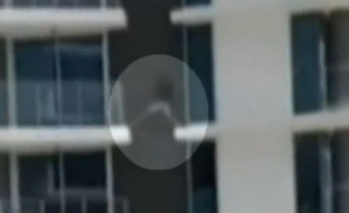 Τρομακτικό βίντεο: Άνδρας πηδάει από μπαλκόνι σε μπαλκόνι σε 24οροφη πολυκατοικία