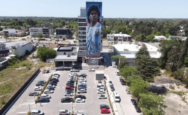 Ένα εκπληκτικό γκράφιτι για τον Ντιέγκο Μαραντόνα (pics, vid)