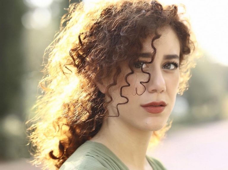 Μαρία Πετεβή στο in: Ο ρόλος της Πηνελόπης στις Άγριες Μέλισσες με διαμόρφωσε