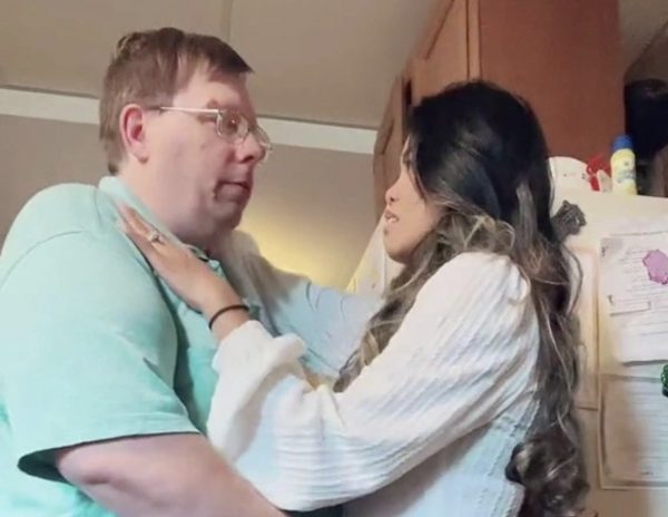 Το ζευγάρι που θεωρούν… ψεύτικο επειδή «δεν ταιριάζουν» – «Πρέπει να είναι πραγματικά πλούσιος»