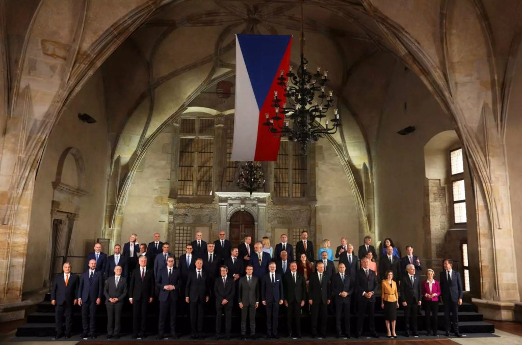 Μητσοτάκης: Στη μια μεριά ο πρωθυπουργός, στην απέναντι ο Ερντογάν στην «οικογενειακή φωτογραφία» στην Πράγα