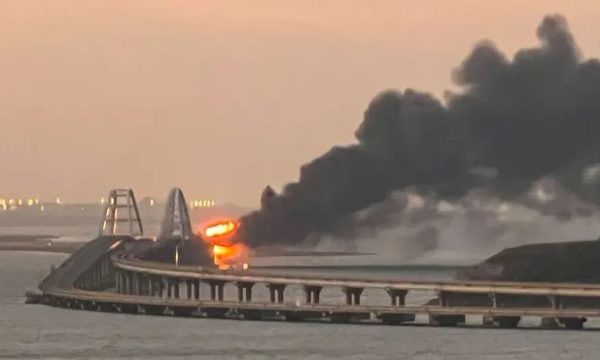 Κριμαία: Μερική αποκατάσταση της κίνησης οχημάτων στη γέφυρα – Συγκλονιστικά βίντεο από τη μεγάλη έκρηξη