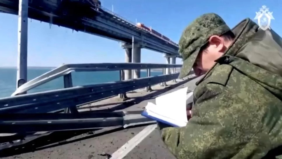 Ουκρανία: Βλέπει «ρωσικό δάκτυλο» στην έκρηξη στη γέφυρα της Κριμαίας - Πώς το εξηγεί