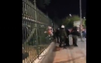 Επεισόδια Θεσσαλονίκη: ΜΑΤ έριξαν δακρυγόνο στην είσοδο νοσοκομείου - «Έλα ρε π@υ$τ! να σου πω»