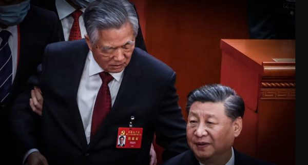 Κίνα: Ετοιμαζόταν να εκφράσει τη δυσαρέσκειά του ο Χου Τζιντάο πριν τον βγάλουν «σηκωτό»;