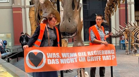 Γερμανία: Σκελετός δεινοσαύρου ο νέος στόχος ακτιβιστών για το κλίμα - «Θέλετε να εκλείψουμε κι εμείς;»
