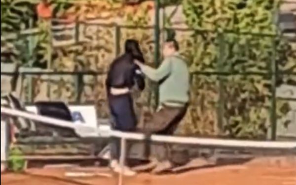 Σερβία: Προπονητής τένις ξυλοκοπεί βάναυσα την 14χρονη κόρη του μέσα στο γήπεδο – Προσοχή σκληρές εικόνες