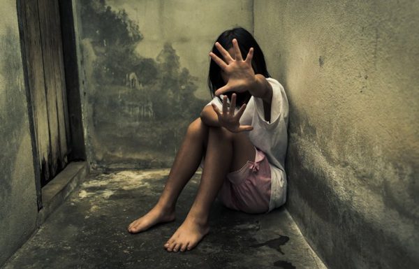 Παιδεραστές: 1.500 «κυκλοφορούν» ελεύθεροι στη χώρα