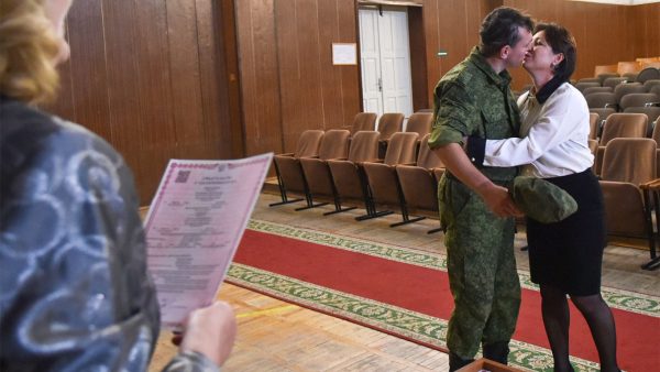 Ρωσία: Η επιστράτευση του Πούτιν στέλνει τα ζευγάρια… στα σκαλιά της εκκλησίας