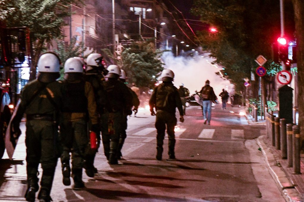 AT Ομόνοιας: Χημικά και μολότοφ στην πορεία για τον βιασμό της 19χρονης