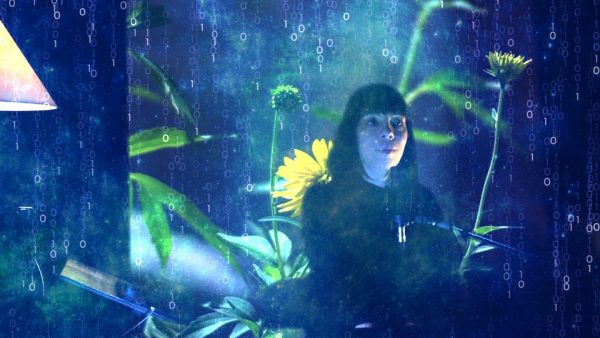 Η  Violet Louise μιλάει στο in για το «Ημερολόγιο ενός σκύλου»