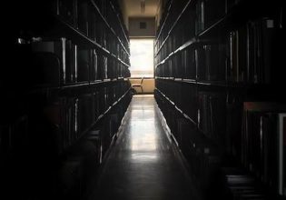 ΗΠΑ: Επιστροφή στο «Μεσαίωνα» με αφετηρία τα θρανία