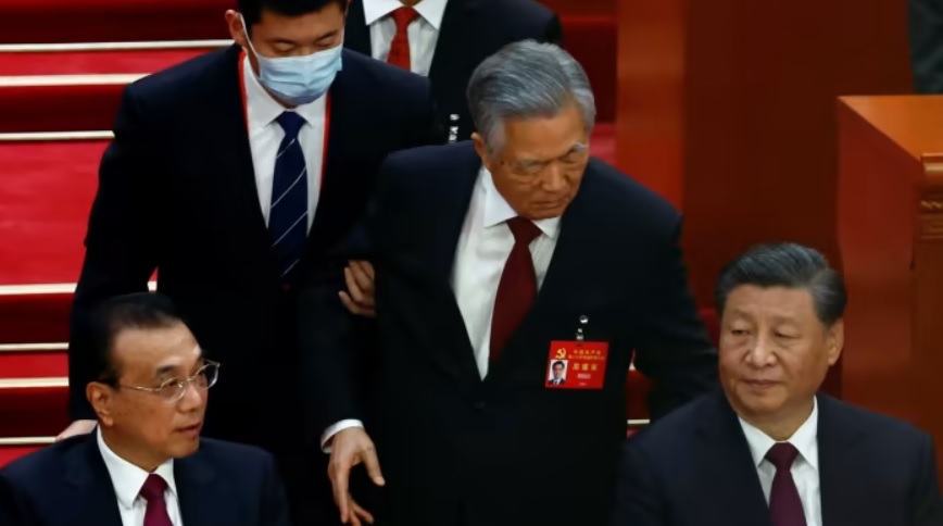 Κίνα: Έβγαλαν έξω από την αίθουσα του συνεδρίου του ΚΚ τον πρώην πρόεδρο της Κίνας