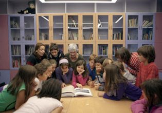 Η Ξένια Καλογεροπούλου διοργανώνει εργαστήρια θεάτρου για παιδιά και ενήλικες