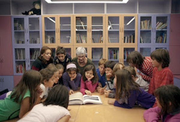 Η Ξένια Καλογεροπούλου διοργανώνει εργαστήρια θεάτρου για παιδιά και ενήλικες