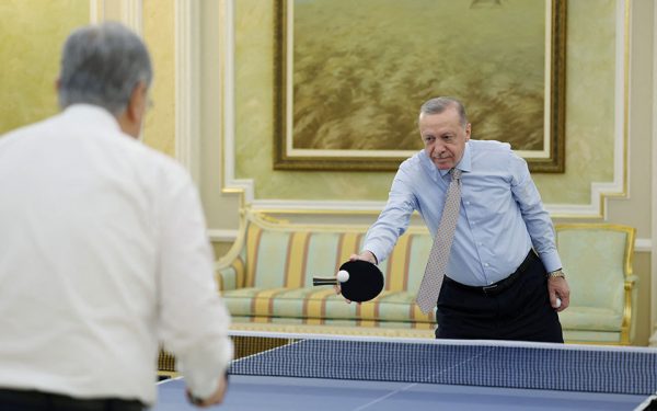 Ερντογάν: Έπαιξε πινγκ-πονγκ με τον πρόεδρο του Καζακστάν