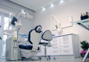 Πήρε την κατάσταση στα χέρια του: Βγάζει τα δόντια του μόνος του γιατί δε βρίσκει ραντεβού με οδοντίατρο